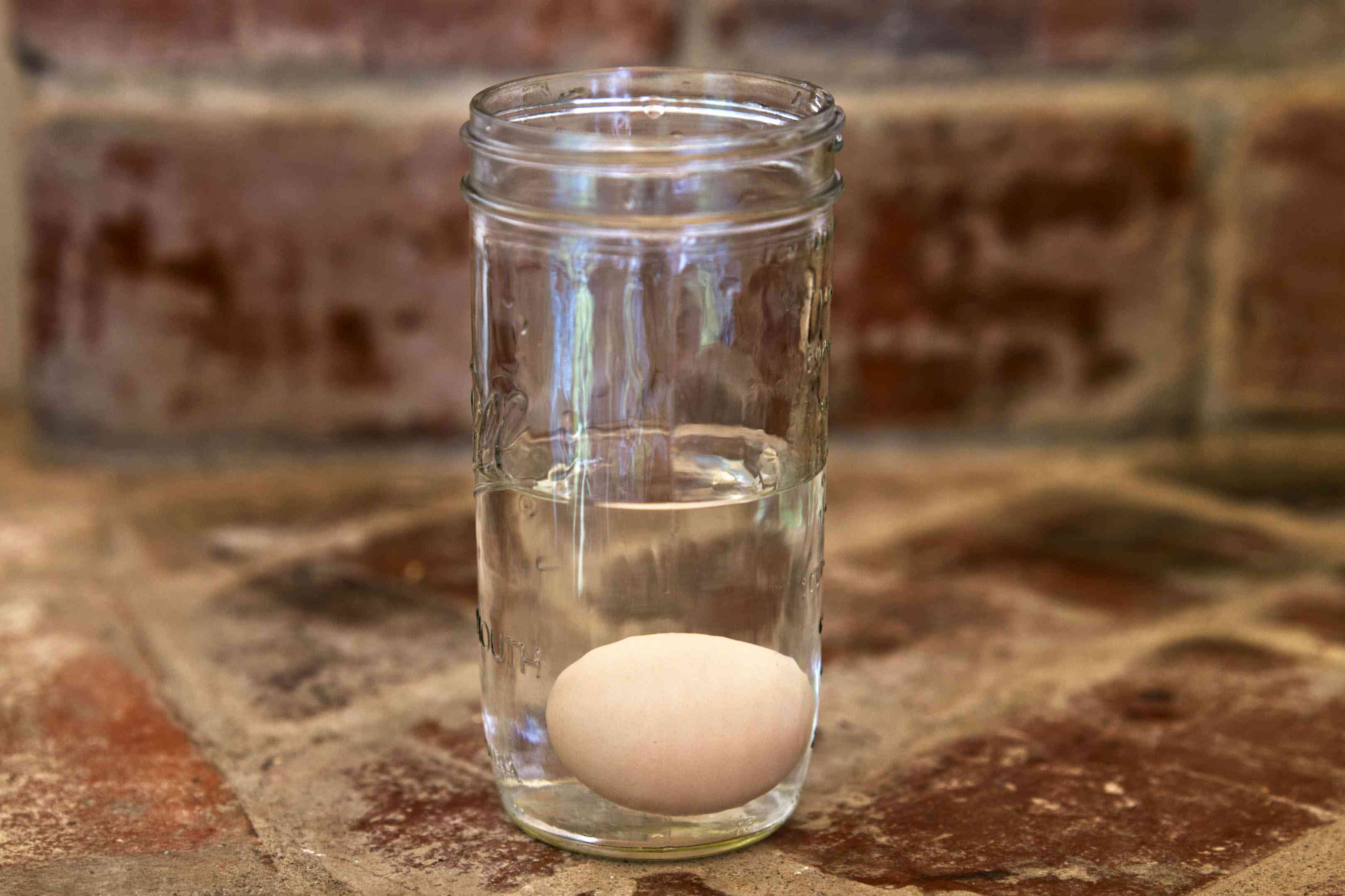 在装满水的玻璃罐中进行鸡蛋新鲜度浮法试验