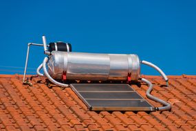 在屋顶的太阳能热水器