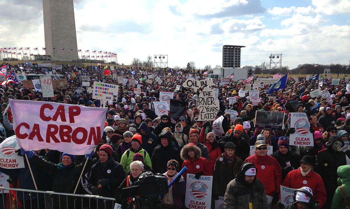 2013年2月17日，有3.5万到5万人聚集在华盛顿纪念碑附近，抗议Keystone XL输油管道项目。