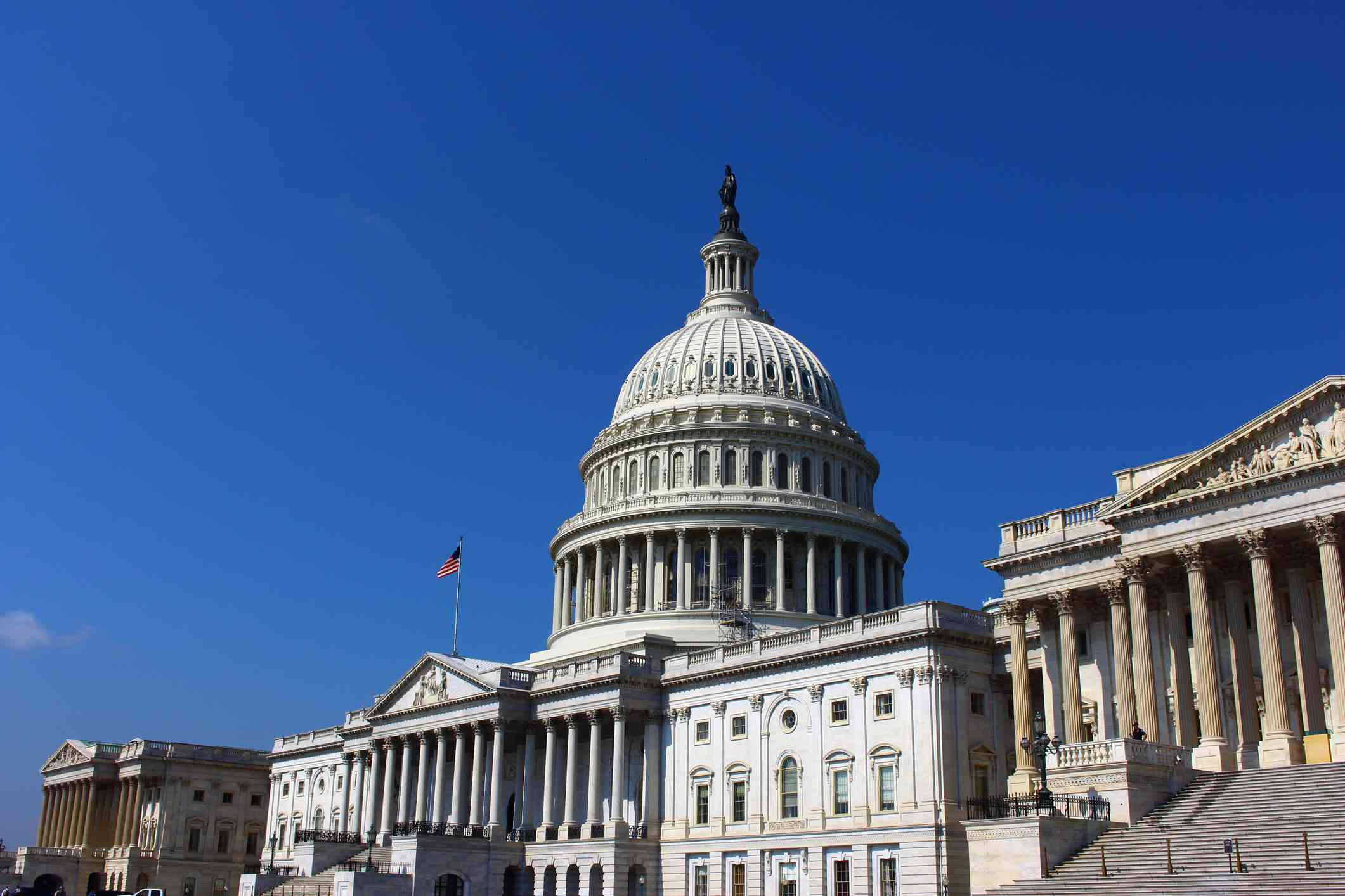 在晴朗的蓝天下，华盛顿特区的国会大厦的低角度视图