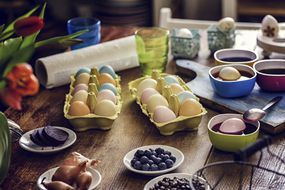 新鲜鸡蛋是用蓝莓和甜菜等天然食材染色而成
