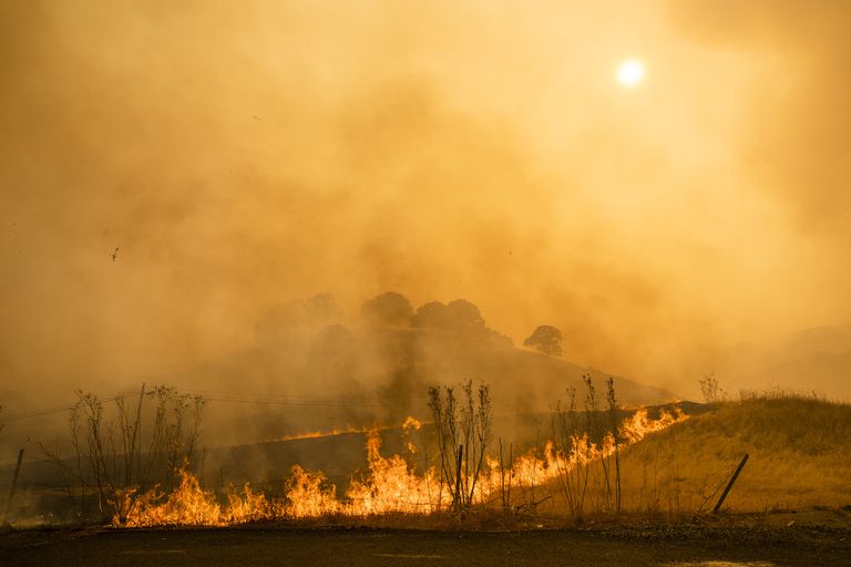 野火的火焰和烟雾覆盖了加利福尼亚的景观“class=