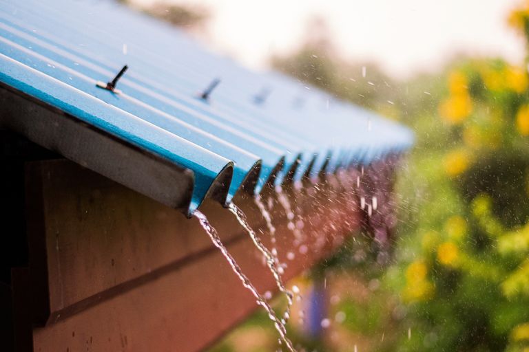 雨水从蓝色的屋顶掉下来