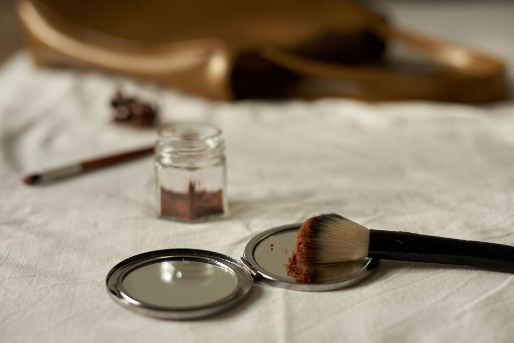 用可可粉在玻璃罐里用化妆刷DIY古铜色化妆品