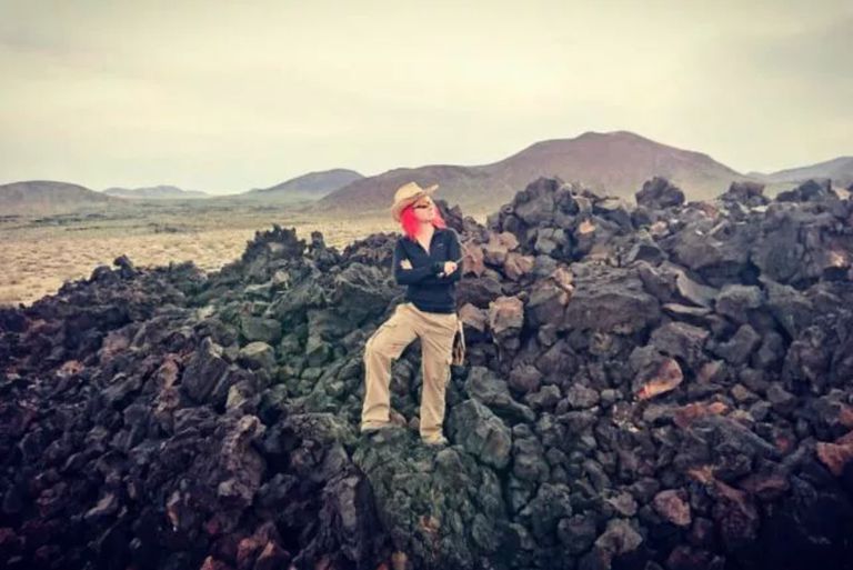 杰西·菲尼克斯（Jess Phoenix）位于加利福尼亚的熔岩流中间。“class=