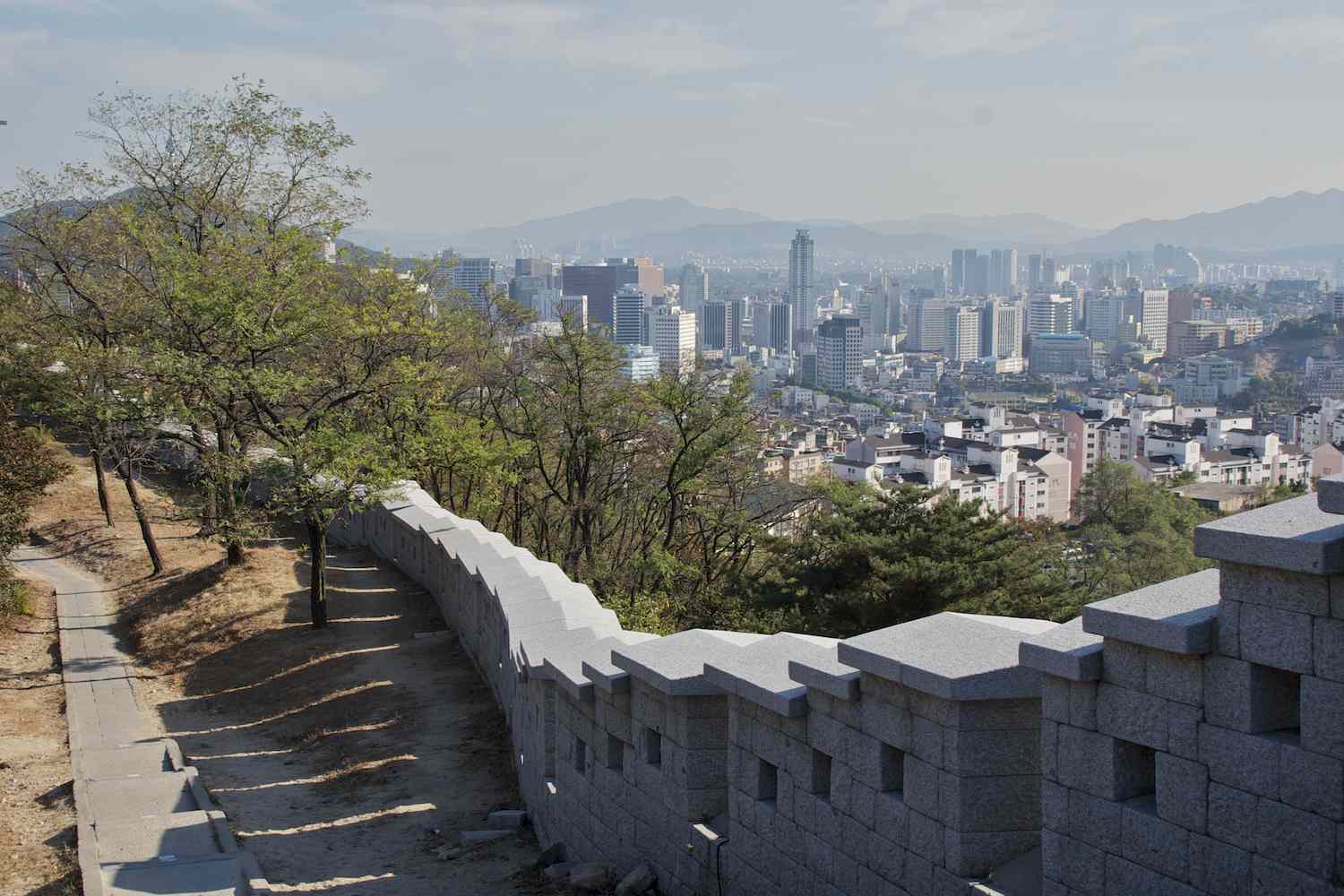 首尔城墙俯瞰首尔的现代城市景观