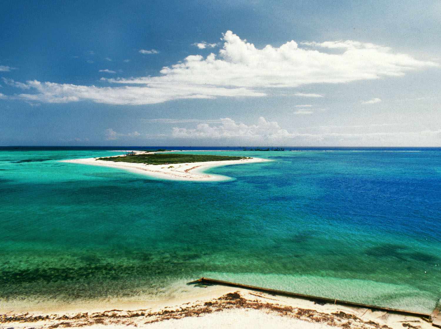 佛罗里达州西基岛的干托图加斯岛的蓝绿色水域