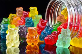 五颜六色的小熊软糖从罐子里溢出来