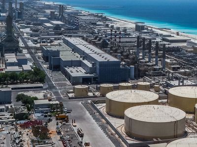 现代海水淡化厂在迪拜阿拉伯海湾的海岸。
