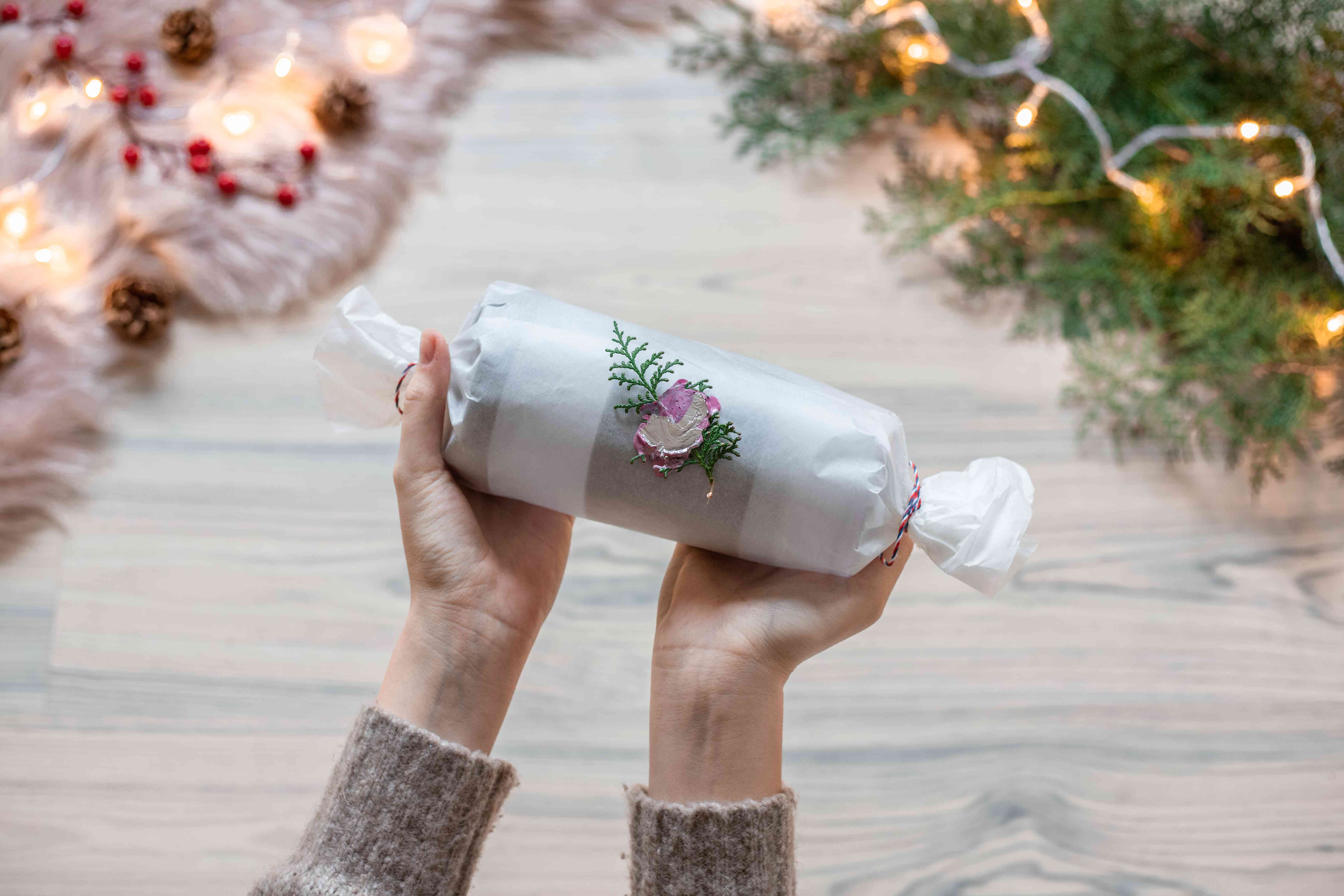 羊皮纸包裹咖啡杯与圣诞节天赋