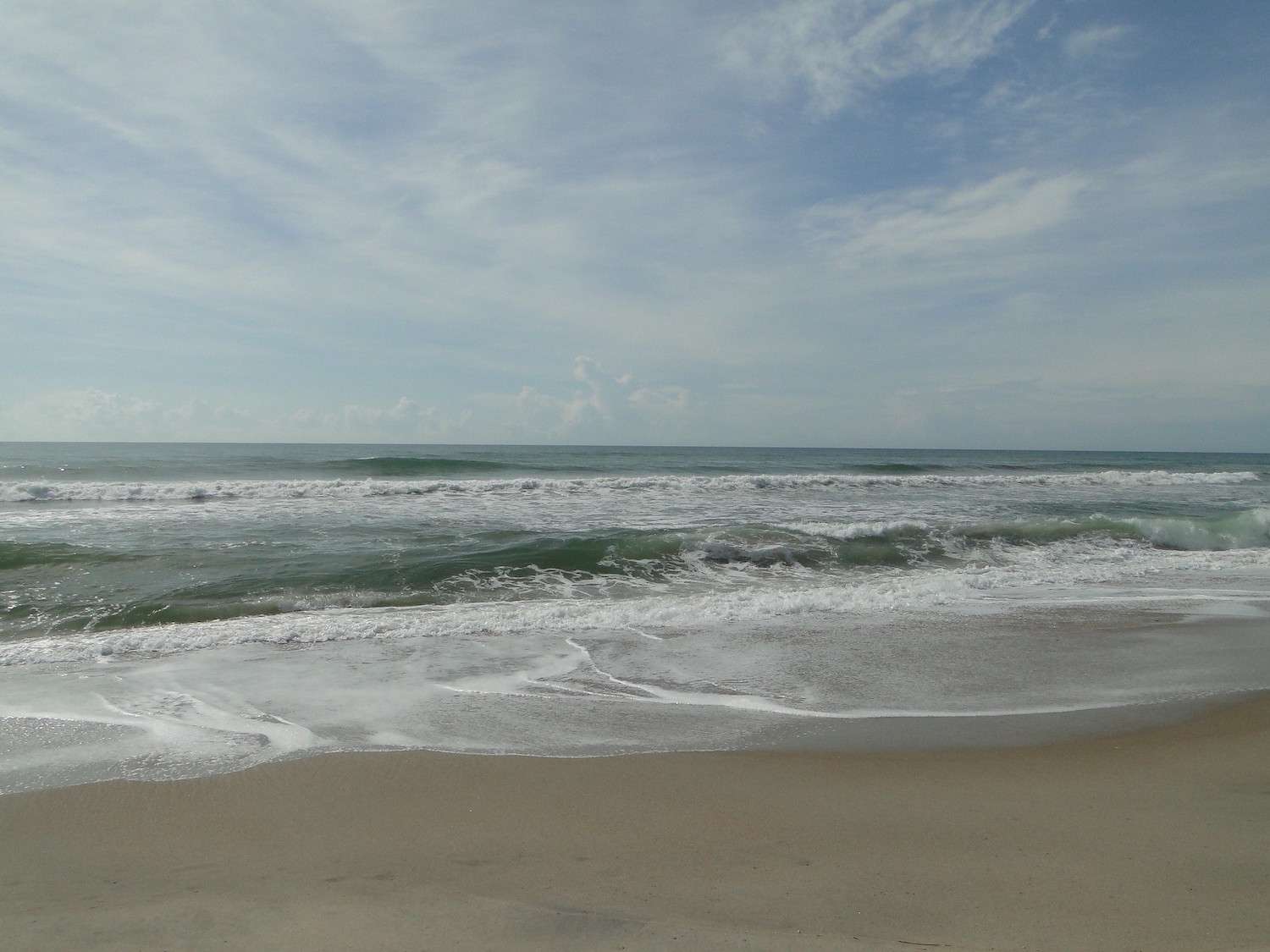 小浪冲击着北卡罗来纳州外滩的奥克拉科克岛的海滩