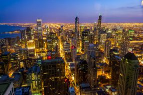 从360芝加哥观景台俯瞰芝加哥天际线，约翰汉考克大厦＂width=