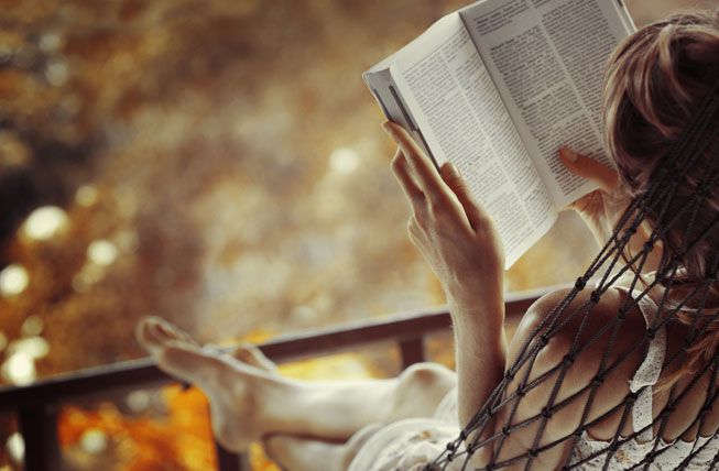 一个女人在吊床上看书