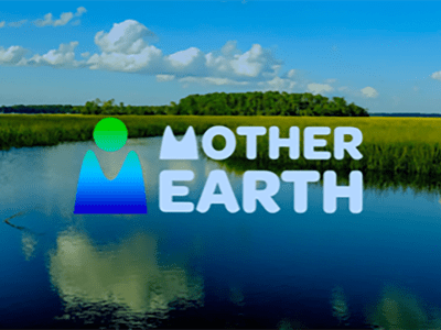 湖在背景中,单词“地球母亲”的前景