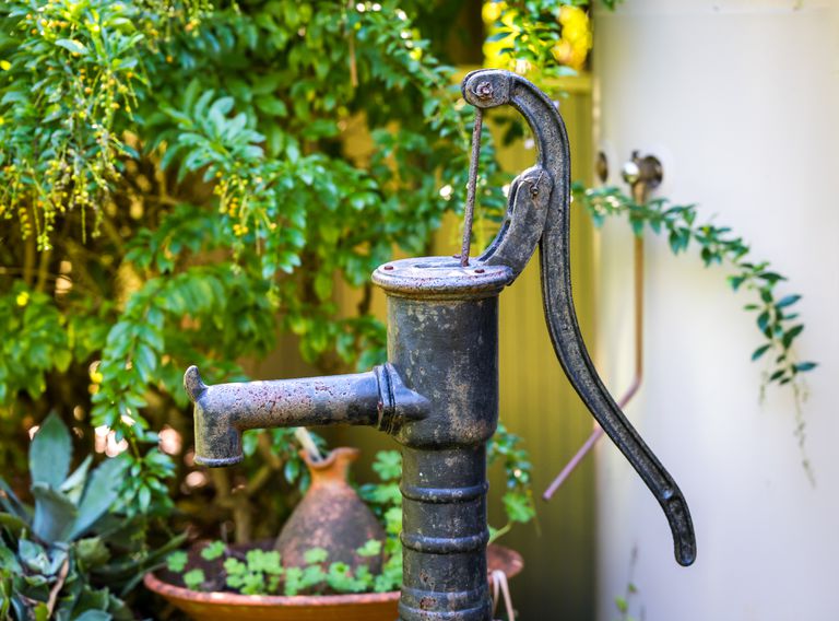 花园里的旧水泵。