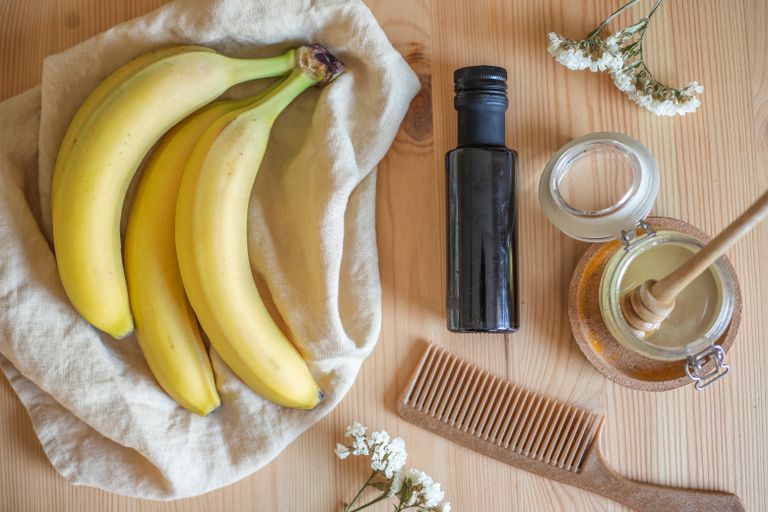将香蕉、少量橄榄油、蜂蜜平铺在玻璃罐中，并将梳子放在桌上