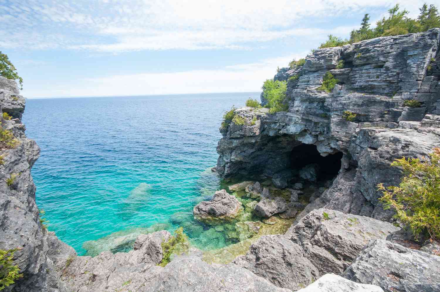 洞穴俯瞰布鲁斯半岛国家公园的蓝绿色水域