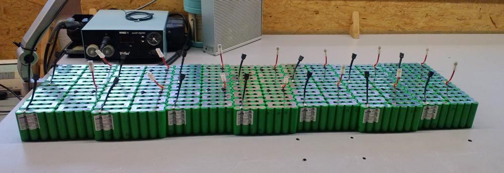 两个电池包价值锂离子电池在包装过程中