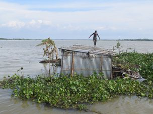 锡尔赫特南部Surma Upazila的Innatalipur村的房屋被洪水淹没。