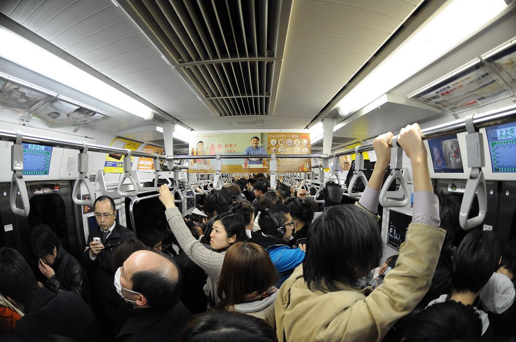 拥挤的地铁车厢，日本