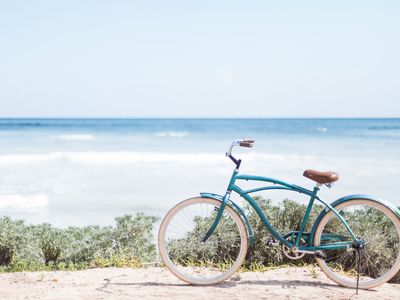 沙滩上的老式自行车