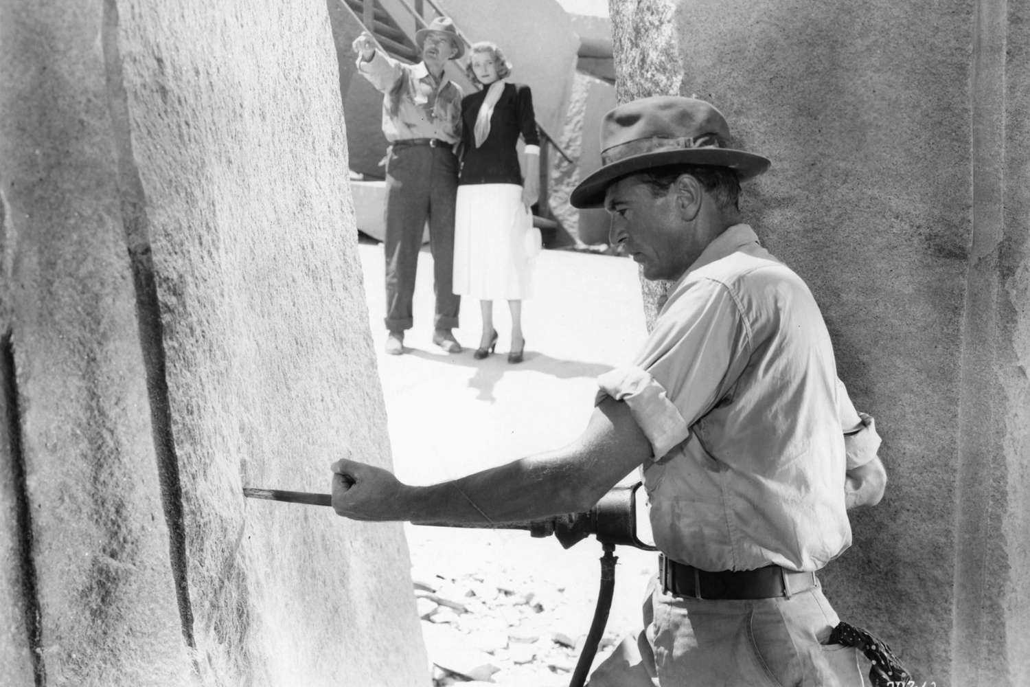 加里·库珀在制作石头，帕特丽夏·尼尔在“源泉”观看