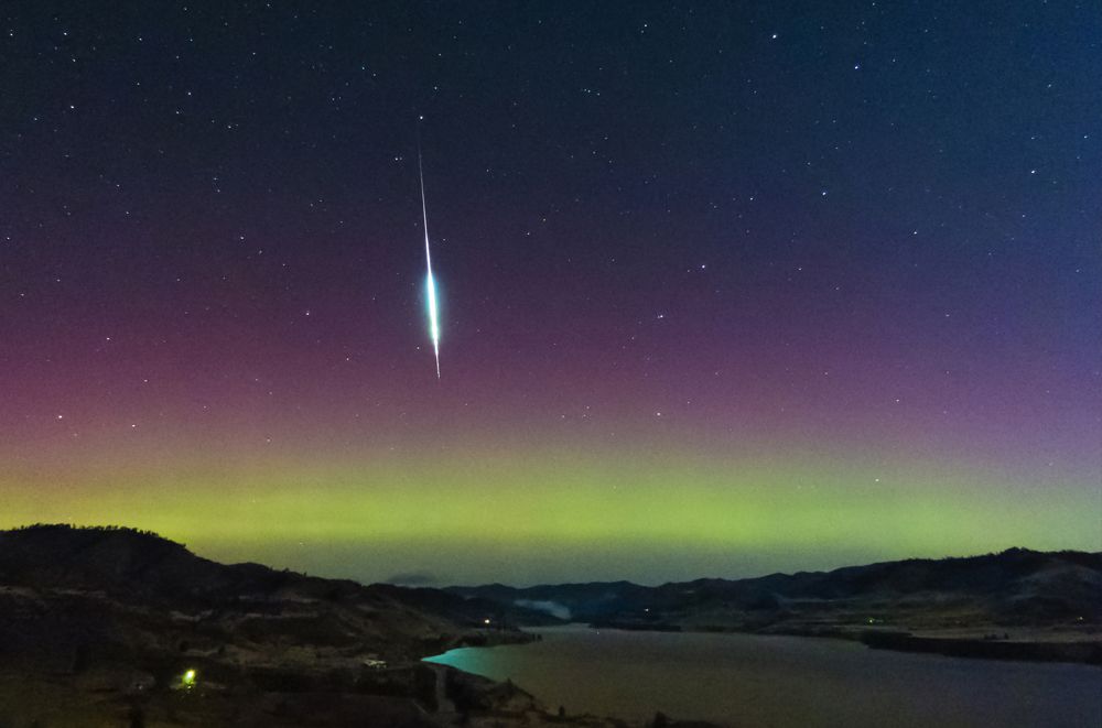 2015年，一个牛羚火球和极光照亮了华盛顿州的夜空。