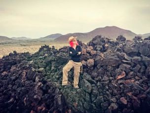 杰西·菲尼克斯在加利福尼亚的熔岩流中。