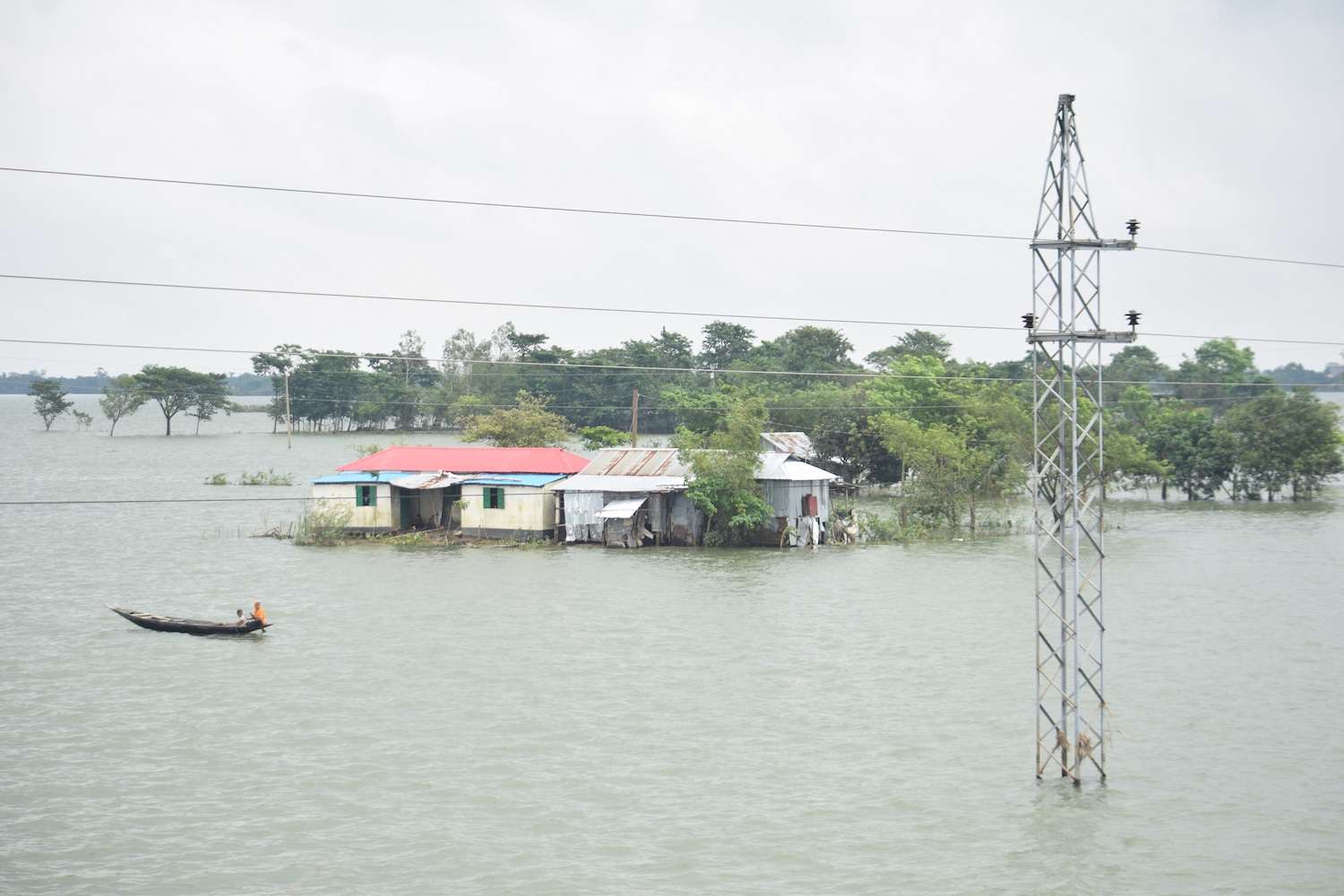 Sunamganj区South Sunamganj upazila村Joykalas Noagaon村的房屋被洪水淹没。