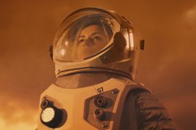 穿着火星太空服的女人