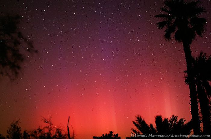 在加利福尼亚州的Borrego Springs上的Aurora Borealis非常罕见的露光。